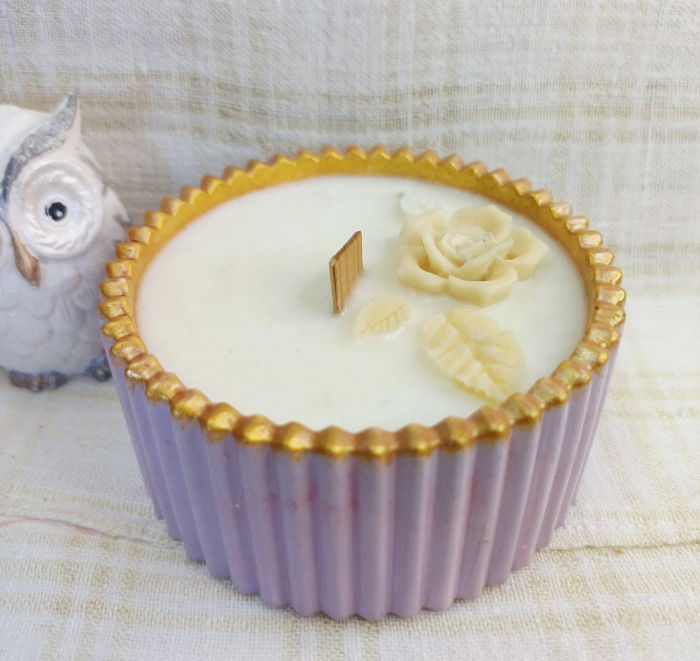 Lumanare din ceara de soia in recipient din ceramica handmade, mov/auriu. [4]