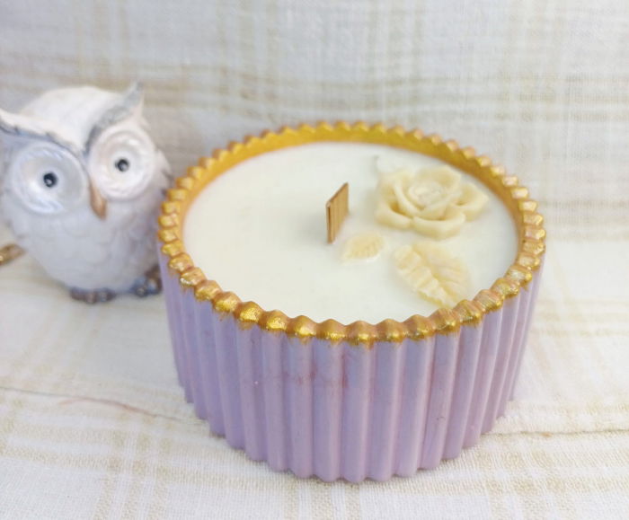 Lumanare din ceara de soia in recipient din ceramica handmade, mov/auriu. [6]