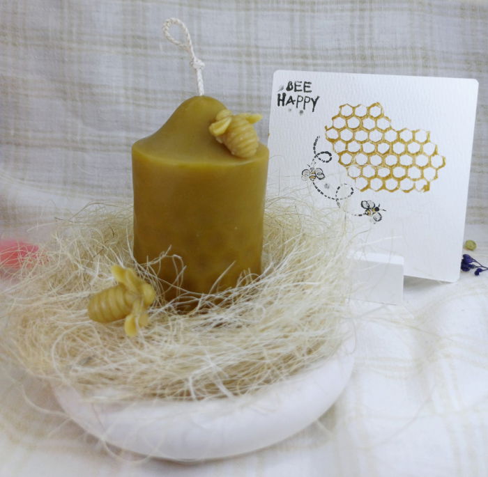 Set decorativ format dintr-o lumanare din ceară de albine si un suport - farfurie rotund din ceramică albă, [7]