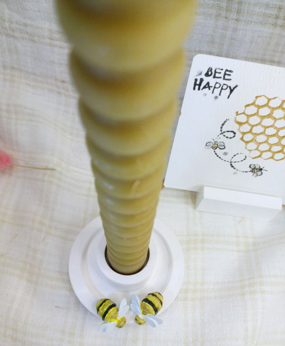 Lumanare cilindrica din ceara de albine si suport - sfesnic din ceramica decorat cu albinute. [2]