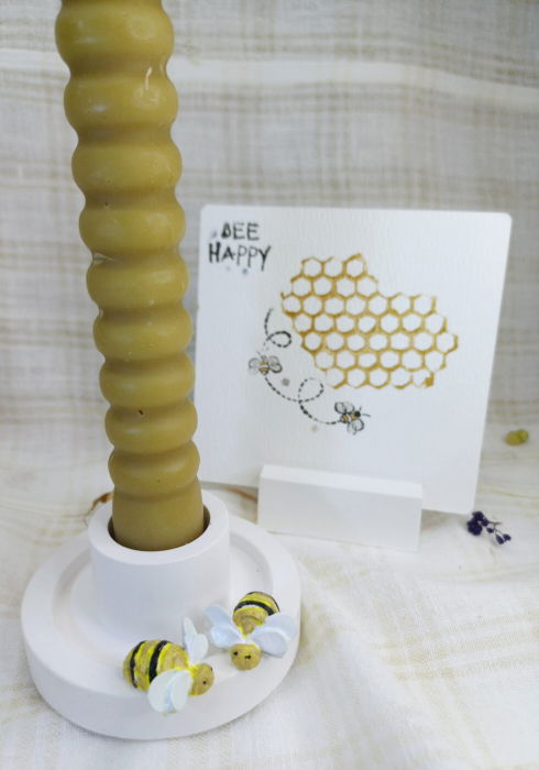 Lumanare cilindrica din ceara de albine si suport - sfesnic din ceramica decorat cu albinute. [4]