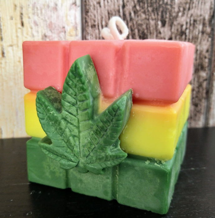 Lumanare parfumata " Rasta  Rubik cub ", in trei culori. [2]