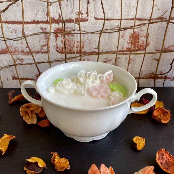 Lumanare parfumata, decorata cu trandafirasi de ceara albi, in recipient vintage. [4]