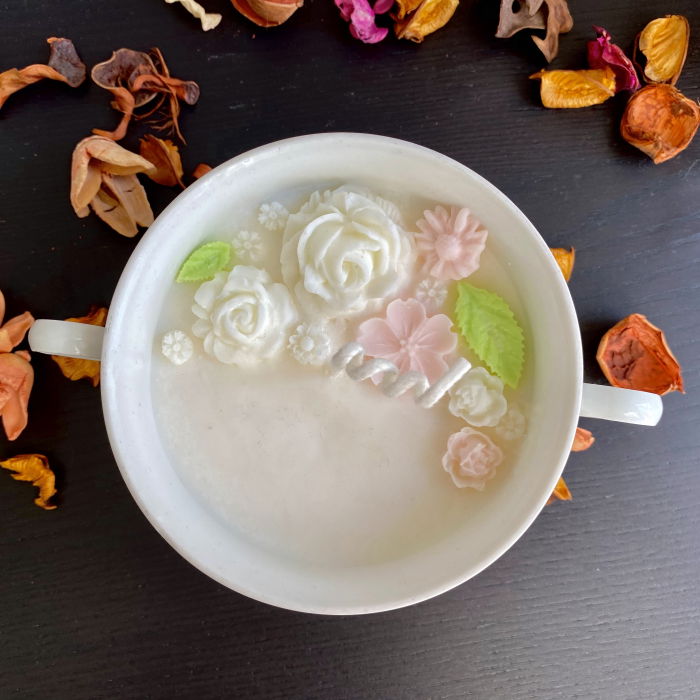 Lumanare parfumata, decorata cu trandafirasi de ceara albi, in recipient vintage. [2]