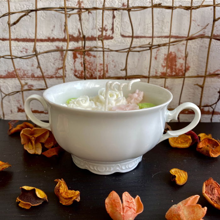 Lumanare parfumata, decorata cu trandafirasi de ceara albi, in recipient vintage. [3]