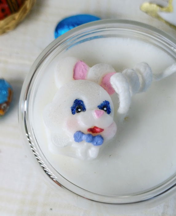 Lumanare albă parfumata de ceară de soia  cu iepuraș în sticlă [5]