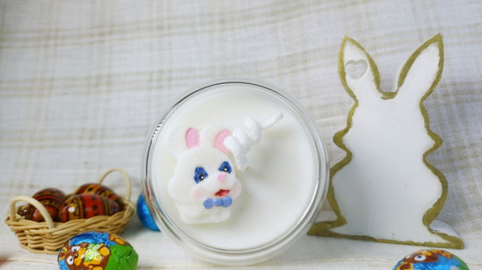 Lumanare albă parfumata de ceară de soia  cu iepuraș în sticlă [4]