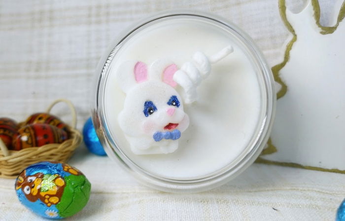 Lumanare albă parfumata de ceară de soia  cu iepuraș în sticlă [2]