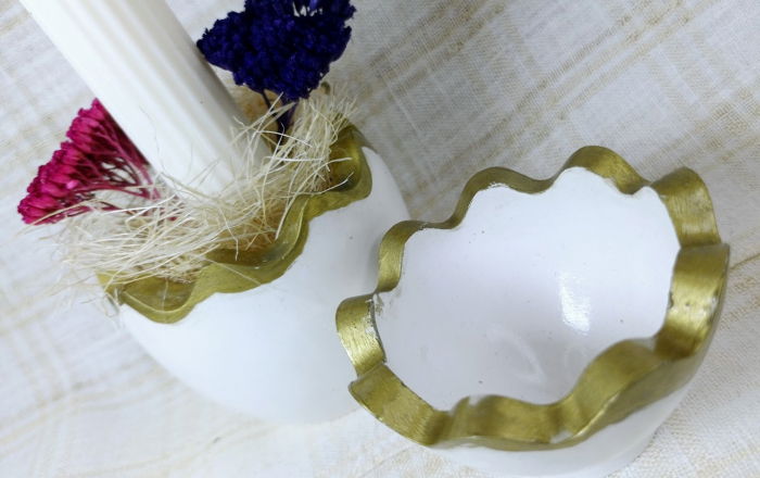 Ou alba/auriu din ceramica handmade + lumanare alba de ceara de soia [7]