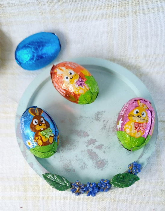 Ou albastre cu flori din ceara de soia + farfurie din ceramica handmade [10]