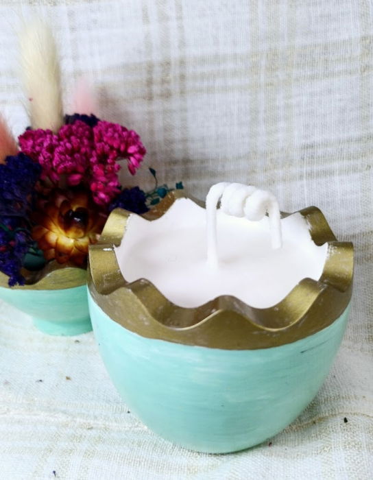 Ou turcoaz/auriu din ceramica handmade + lumanare alba de ceara de soia [2]