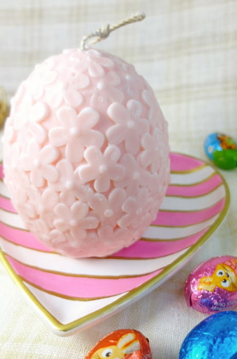 Ou roz cu flori din ceara de soia + farfurie cu dungi albe și roz din ceramica handmade [5]