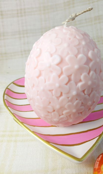 Ou roz cu flori din ceara de soia + farfurie cu dungi albe și roz din ceramica handmade [12]