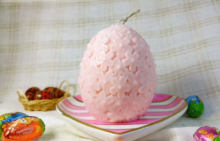 Ou roz cu flori din ceara de soia + farfurie cu dungi albe și roz din ceramica handmade [8]