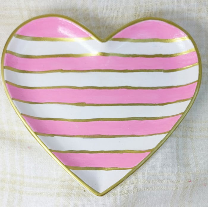 Ou roz cu flori din ceara de soia + farfurie cu dungi albe și roz din ceramica handmade [6]