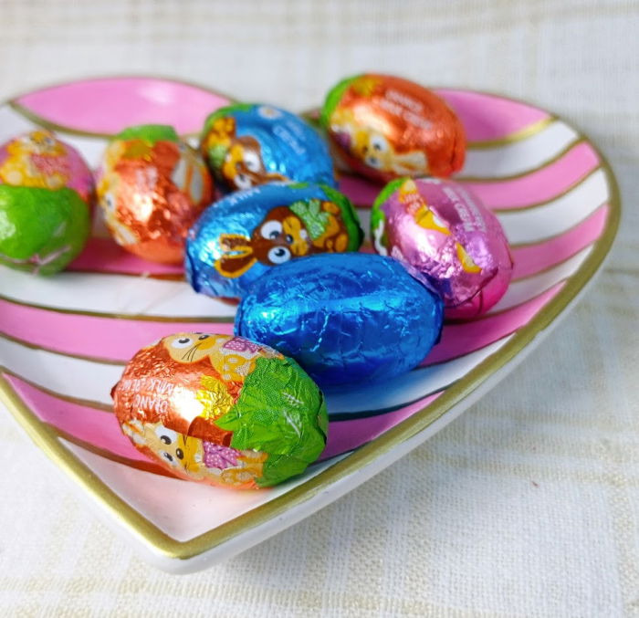 Ou roz cu flori din ceara de soia + farfurie cu dungi albe și roz din ceramica handmade [9]