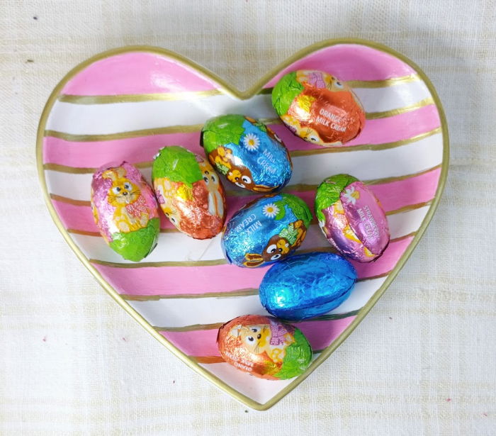 Ou roz cu flori din ceara de soia + farfurie cu dungi albe și roz din ceramica handmade [10]