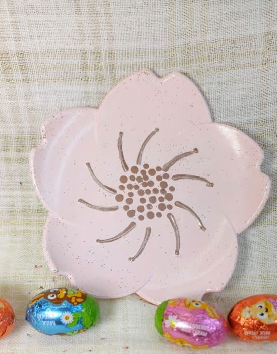 Ou roz cu flori din ceara de soia + farfurie din ceramica handmade roz [5]