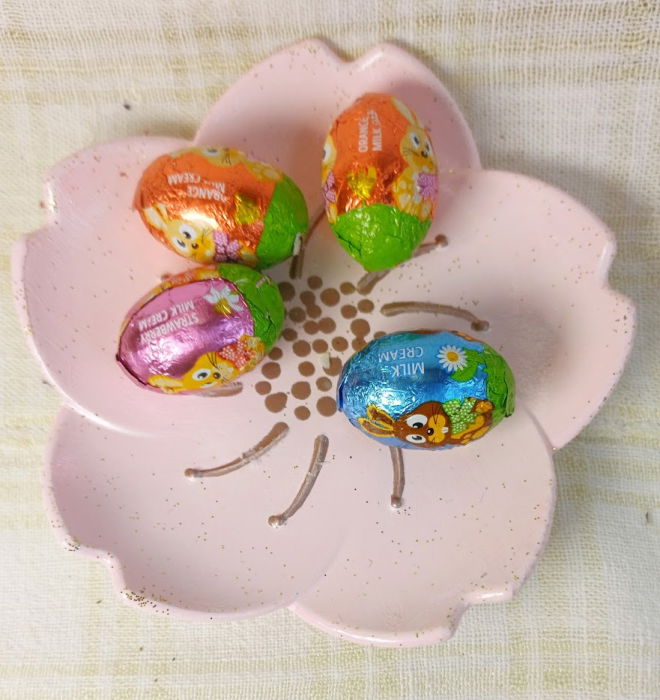 Ou roz cu flori din ceara de soia + farfurie din ceramica handmade roz [7]