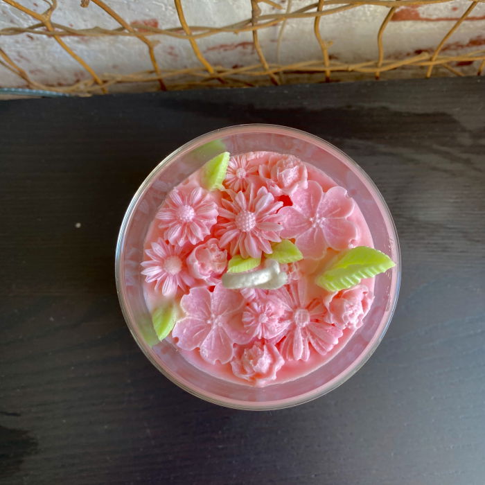 Lumanare parfumata, in 3 culori, decorata cu flori roz, in pahar de sticla. [2]