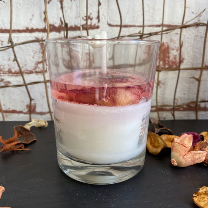 Lumanare parfumata, decorata cu boboci de trandafiri naturali, in pahar de sticla. [3]