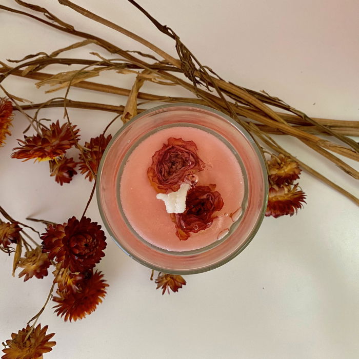 Lumanare parfumata, decorata cu boboci de trandafiri naturali, in pahar de sticla. [4]