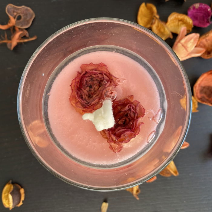 Lumanare parfumata, decorata cu boboci de trandafiri naturali, in pahar de sticla. [1]