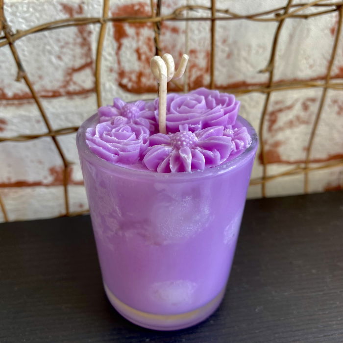 Lumanare parfumata " Buline si flori ", mov, in pahar de sticla mic. [1]