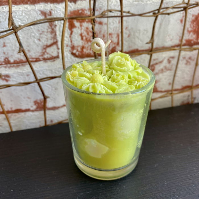 Lumanare parfumata " Buline si flori ", verde deschis, in pahar de sticla mic. [1]