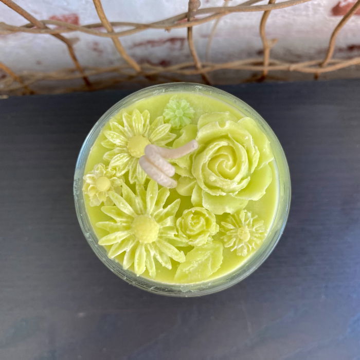 Lumanare parfumata " Buline si flori ", verde deschis, in pahar de sticla mic. [2]