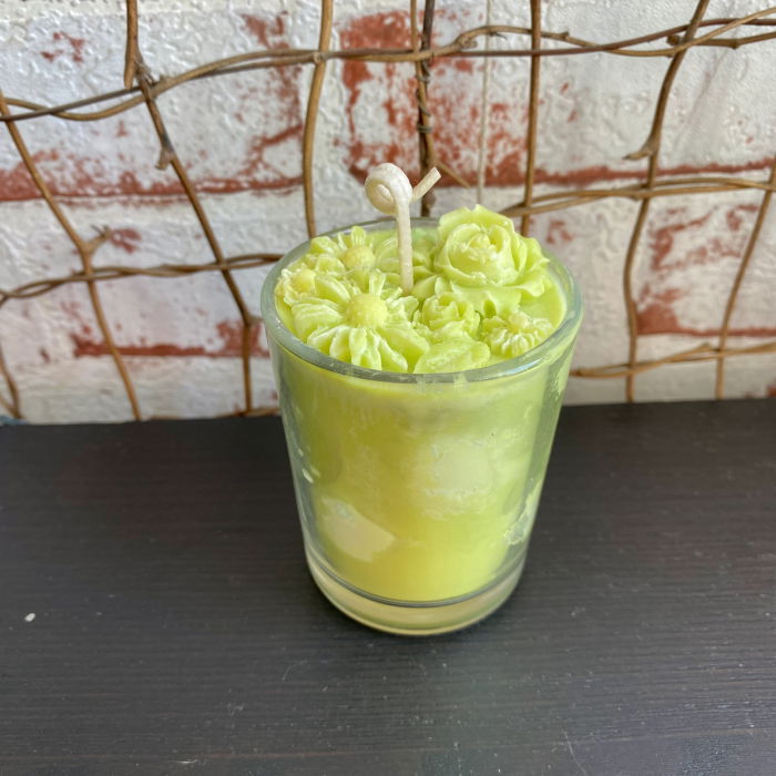 Lumanare parfumata " Buline si flori ", verde deschis, in pahar de sticla mic. [3]