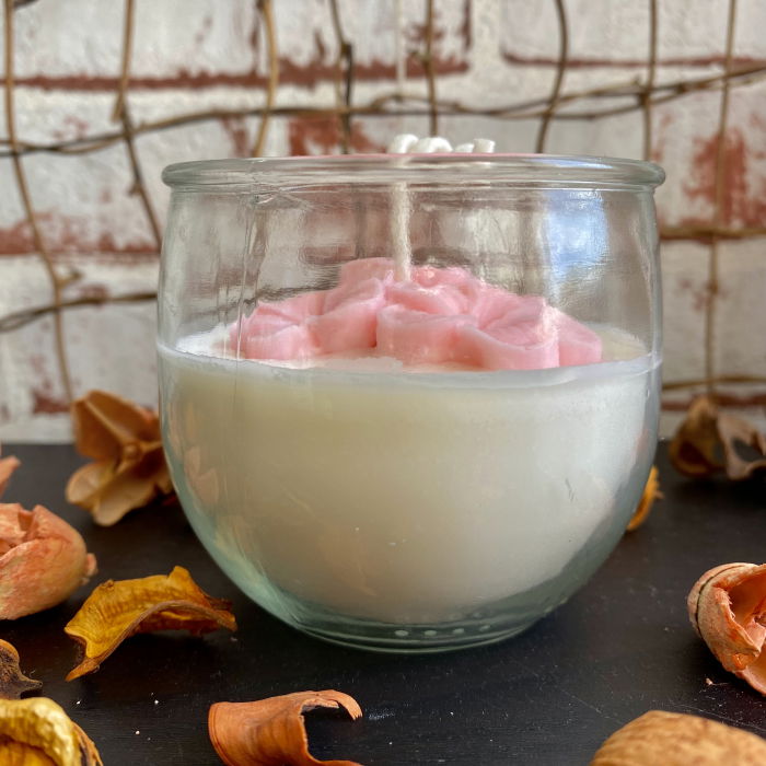 Lumanare parfumata, alba, decorata cu flori roz, in pahar de sticla. [3]