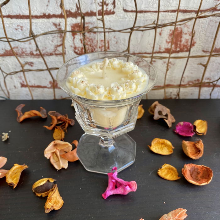 Lumanare parfumata, decorata cu trandafirasi din ceara, in pahar vintage [2]