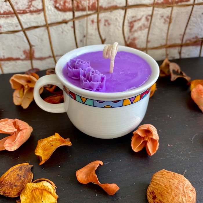 Lumanare " cescuta parfumata ", mov, in recipient vintage. [1]