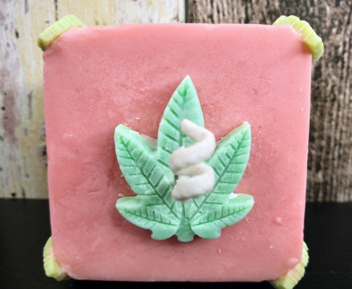 Lumanare parfumata " Rasta cub " , in trei culori. [3]