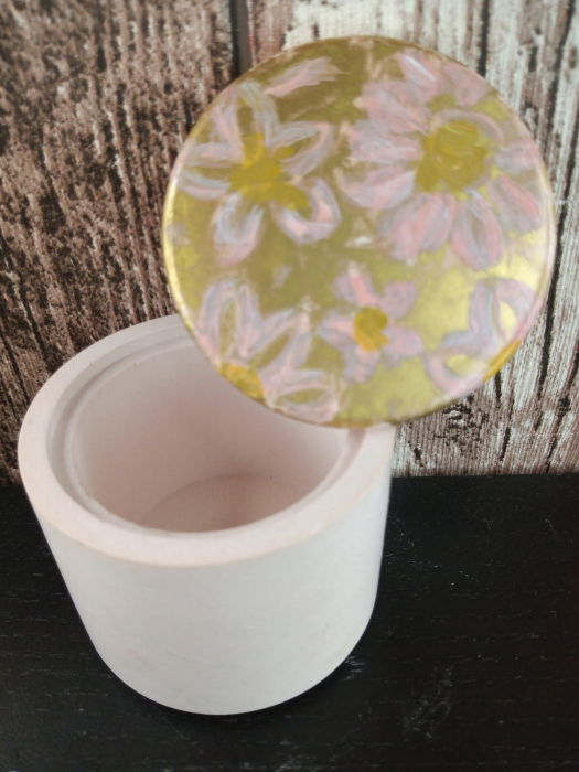 Recipient rotund (pahar), roz, din ceramica, cu capac pictat manual. [3]