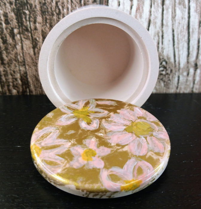 Recipient rotund (pahar), roz, din ceramica, cu capac pictat manual. [4]