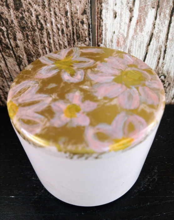 Recipient rotund (pahar), roz, din ceramica, cu capac pictat manual. [6]