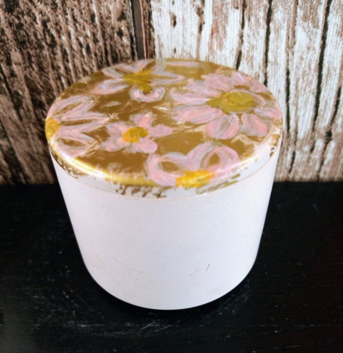 Recipient rotund (pahar), roz, din ceramica, cu capac pictat manual. [2]