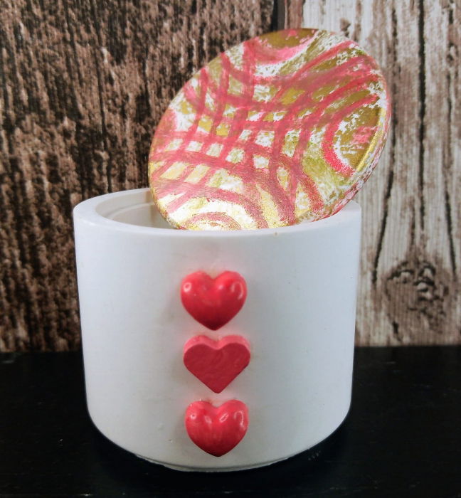 Recipient rotund (pahar), alb, din ceramica, cu capac pictat manual. [1]