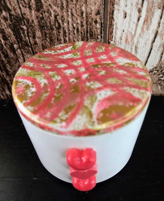 Recipient rotund (pahar), alb, din ceramica, cu capac pictat manual. [4]