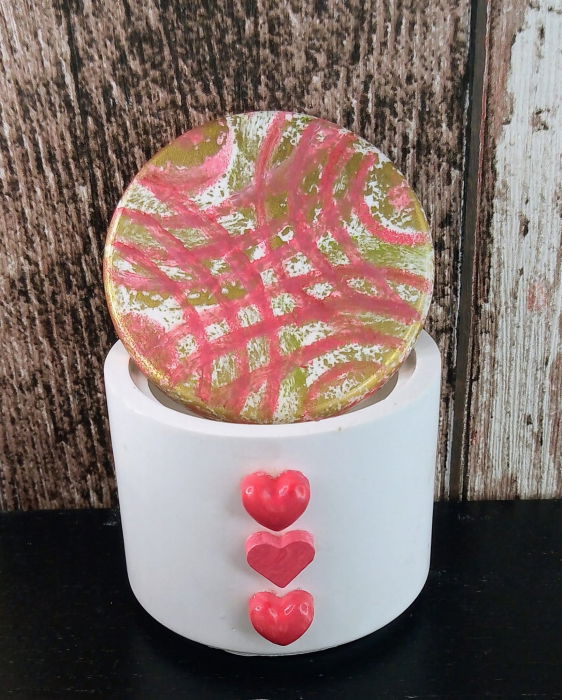 Recipient rotund (pahar), alb, din ceramica, cu capac pictat manual. [6]