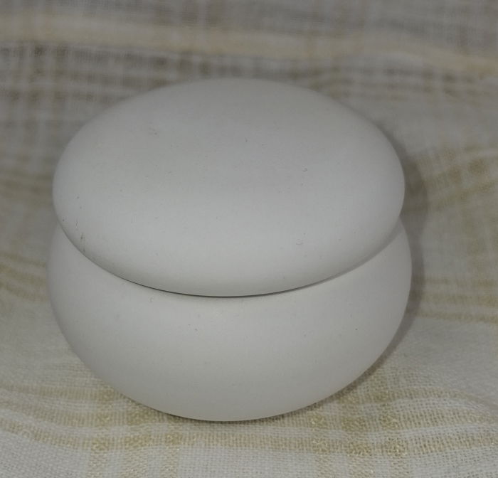 Caseta bijuterii - recipient rotund, alb, din ceramica, cu capac. [2]