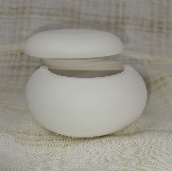 Caseta bijuterii - recipient rotund, alb, din ceramica, cu capac. [7]