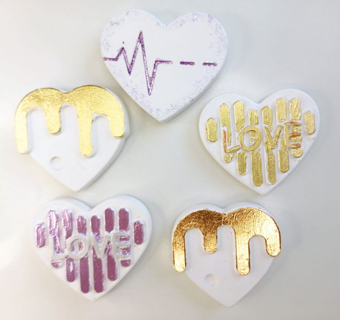 Magneți de frigider 'inimioare', din ceramica, lucrati si pictati manual. [1]