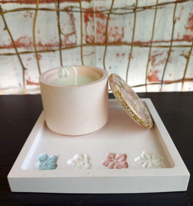 Set decorativ  alb/roz cu flori imprimate. [9]