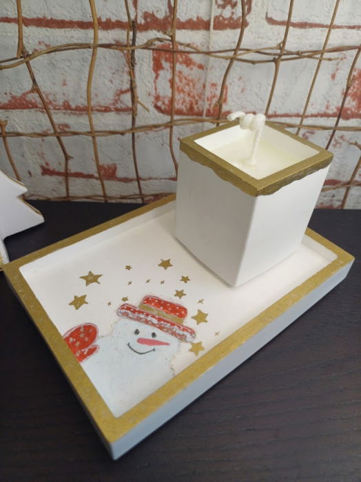 Set decorativ  Craciun - lumanare din ceara de soia si suport dreptungiular din ceramica alb auriu [11]