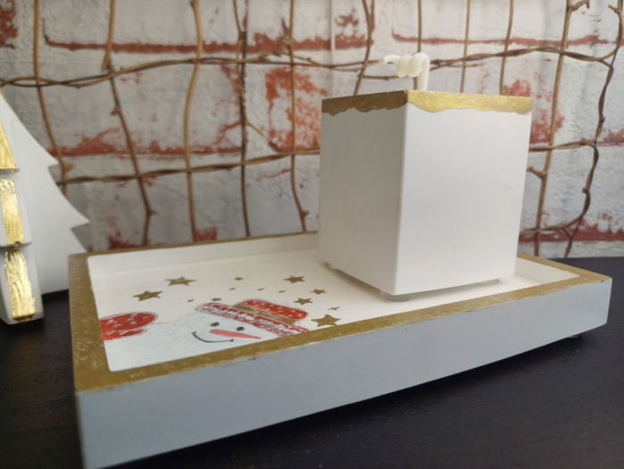 Set decorativ  Craciun - lumanare din ceara de soia si suport dreptungiular din ceramica alb auriu [10]