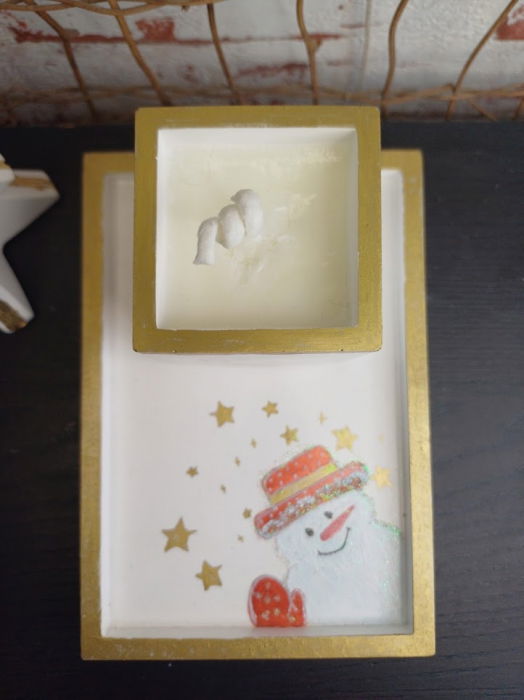 Set decorativ  Craciun - lumanare din ceara de soia si suport dreptungiular din ceramica alb auriu [14]