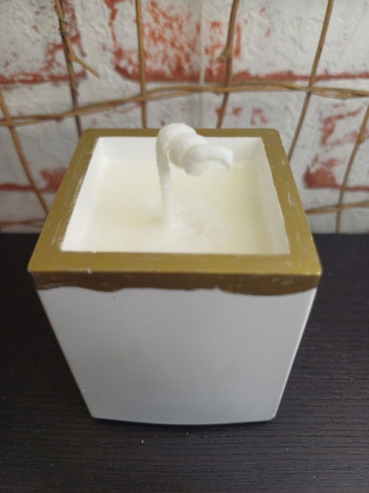 Set decorativ  Craciun - lumanare din ceara de soia si suport dreptungiular din ceramica alb auriu [7]